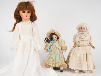 Vente aux enchères Lot de trois poupées anciennes comprenant : Poupée SFBJ entiérement en