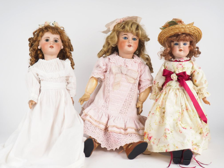 Lot de trois poupées anciennes comprenant : SFBJ Paris, moule Jumeau, 