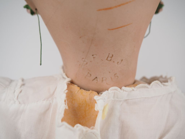 Lot de trois poupées anciennes comprenant : SFBJ Paris, moule Jumeau, 