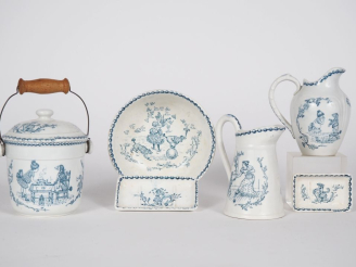 Vente aux enchères Service de toilette de poupées Lunéville à décor d'enfants en camaieu 