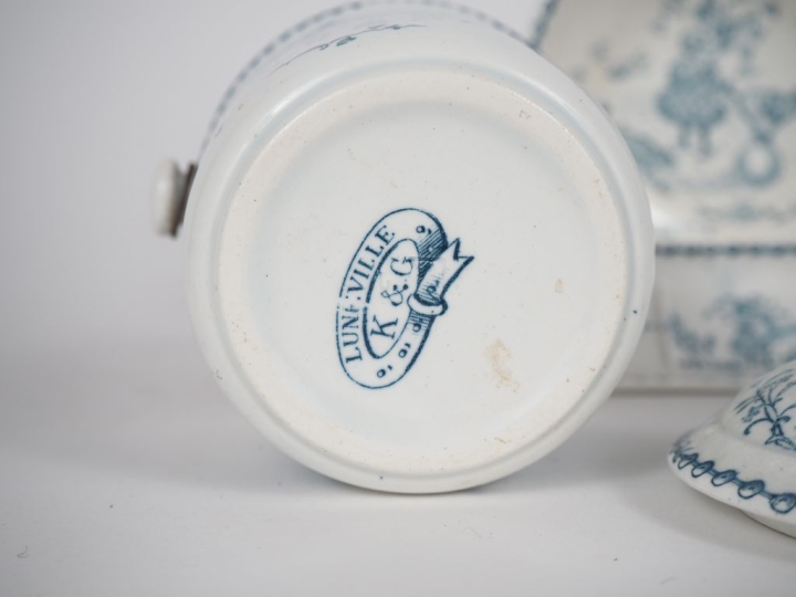 Service de toilette de poupées Lunéville à décor d'enfants en camaieu 