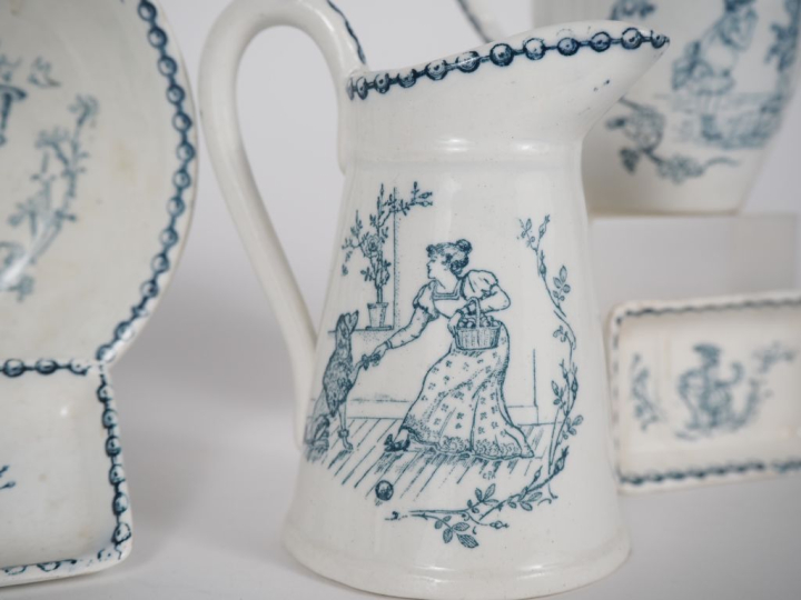 Service de toilette de poupées Lunéville à décor d'enfants en camaieu 