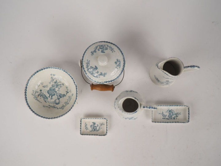 Service de toilette de poupées Lunéville à décor d'enfants en camaieu 