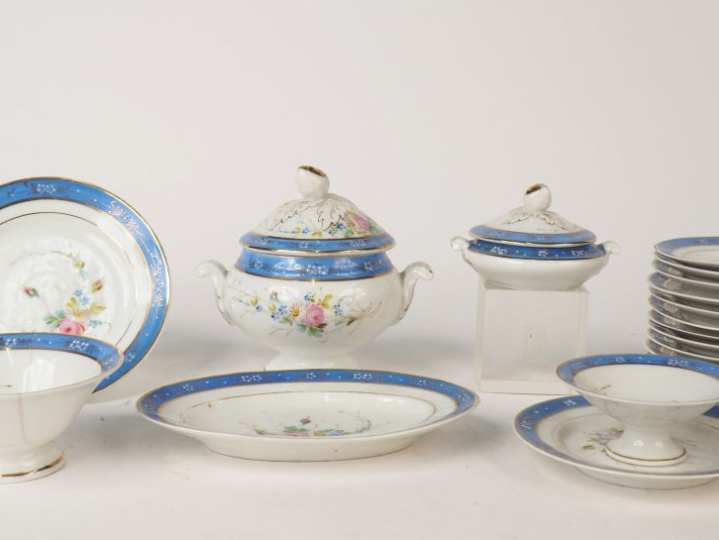 Service de table, dînette à décor vieux Paris 1880, comprenant : Légum