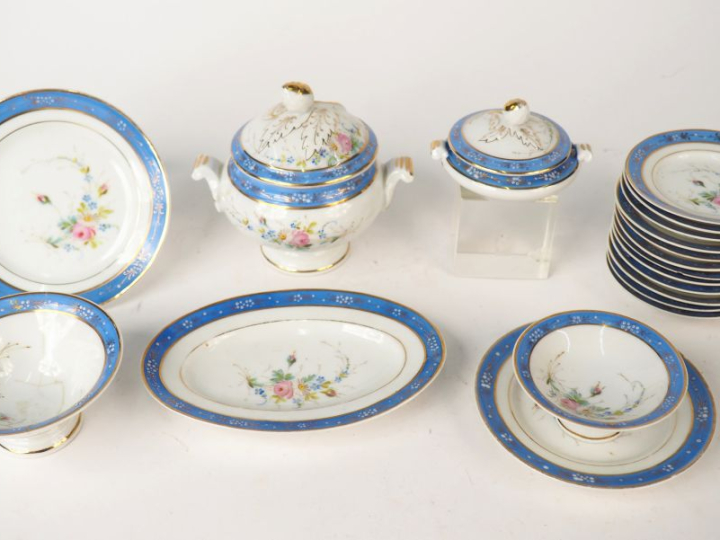 Service de table, dînette à décor vieux Paris 1880, comprenant : Légum