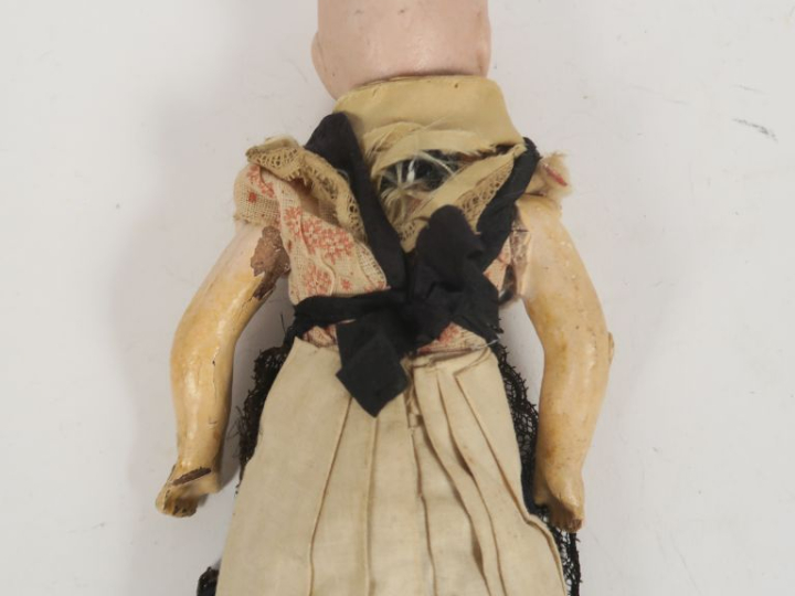 	Lot comprenant 2 poupées mignonnettes, corps droit dont une tête en p