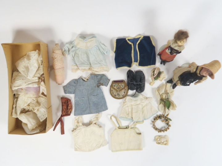 	Lot comprenant 2 poupées mignonnettes, corps droit dont une tête en p