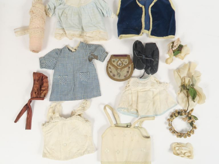 	Lot comprenant 2 poupées mignonnettes, corps droit dont une tête en p