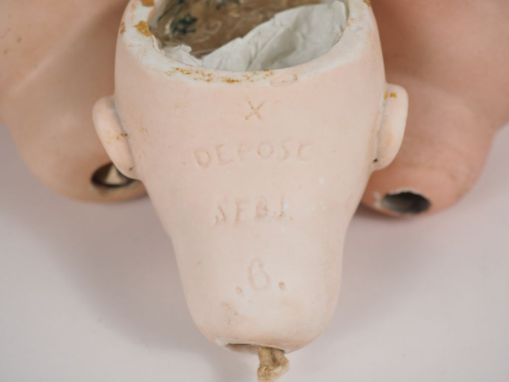 Lot de 5 têtes de poupées porcelaine dont 1094 S/H yeux fixes bleus BE