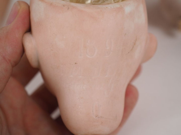 Lot de 5 têtes de poupées porcelaine dont 1094 S/H yeux fixes bleus BE