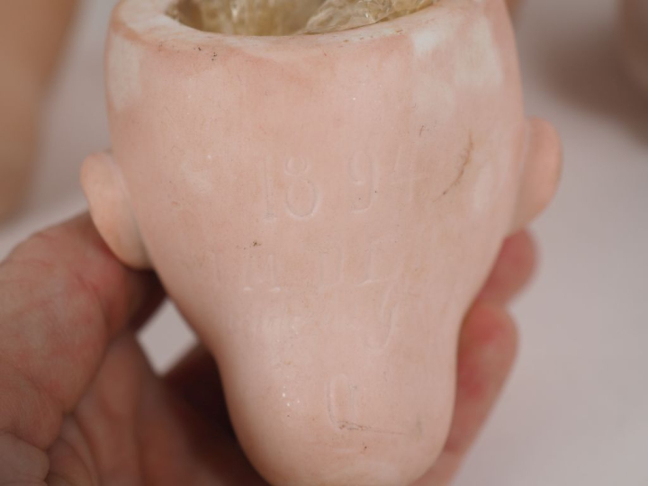 Lot de 5 têtes de poupées porcelaine dont 1094 S/H yeux fixes bleus BE