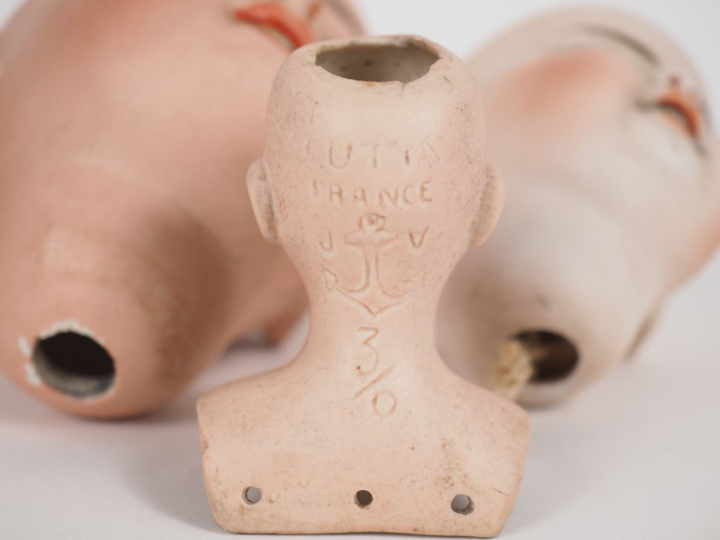 Lot de 5 têtes de poupées porcelaine dont 1094 S/H yeux fixes bleus BE