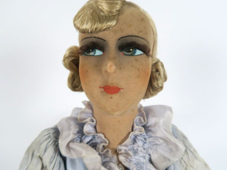 Vente aux enchères Grande poupée de boudoir en état d'usage 80 cm Circa 1920.