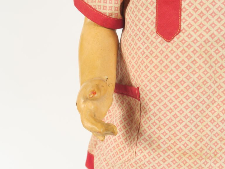 Grande poupée entièrement en composition des années 1930 de fabricatio