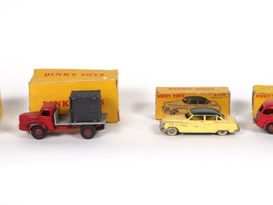 Dinky Toys France Lot de 4 véhicules en boite (défraichies et déchirée
