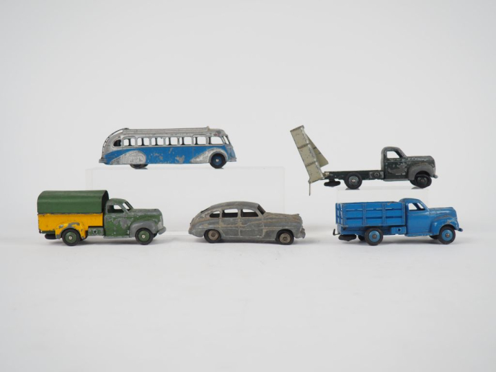 Dinky Toys France lot de 5 véhicules dont : Autocar isobloc, Ford vede