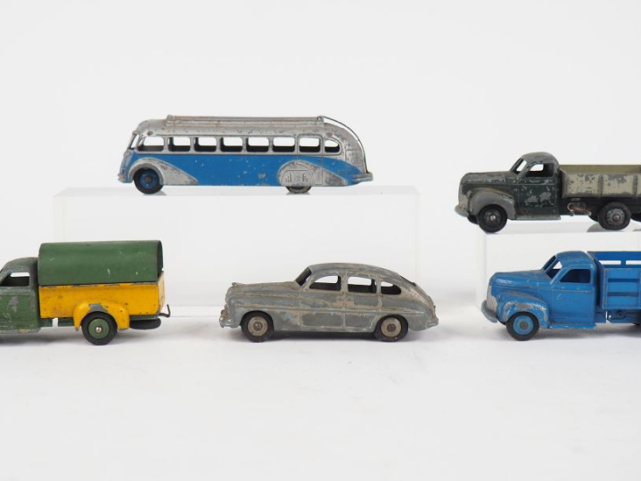 Dinky Toys France lot de 5 véhicules dont : Autocar isobloc, Ford vede