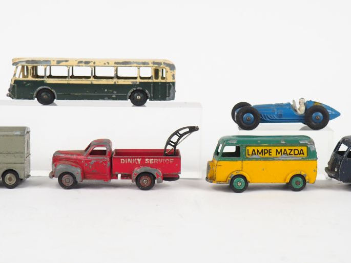 Dinky Toys France lot de 6 véhicules dont : Peugeot d 3A lampe Mazda, 