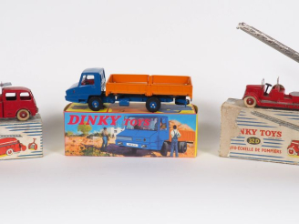 Vente aux enchères Dinky Toys France lot de 3 véhicules en boites dont : Auto-échelle de 