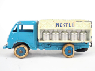 Vente aux enchères Dinky Toys France Camion NESTLE (décalquo) en boite d’origine complet 