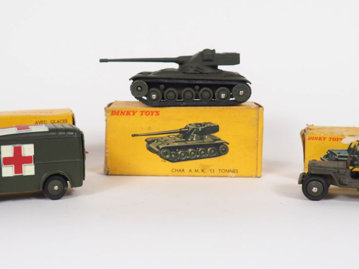 Dinky Toys France Lot de 3 véhicules militaires en boîte dont : char A