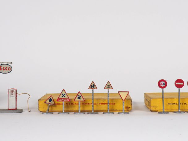 Dinky Toys France 2 boîtes de panneaux de signalisation route et ville