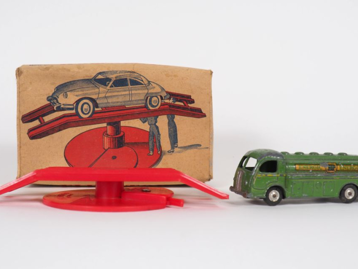 1 Elévateur tournant plastique on y joint camion-citerne Energic Energ