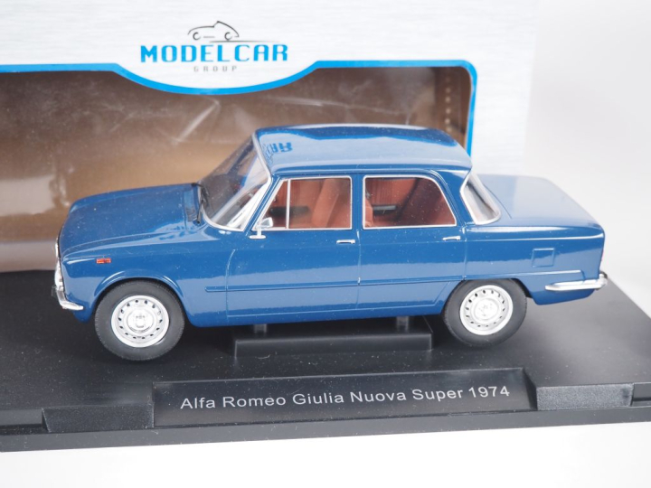 Model Cars. Deux miniatures  au 1/18 en boîte d'origine Bel état.