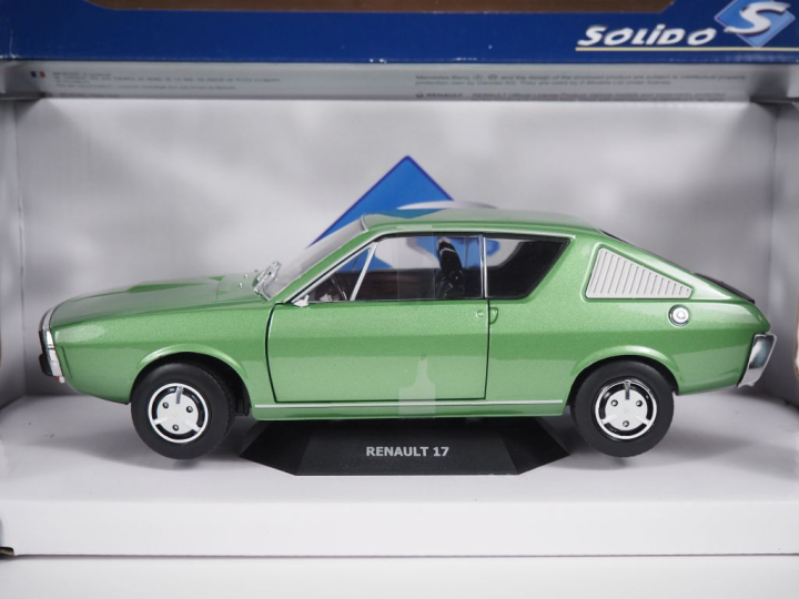 Model Cars. Deux miniatures  au 1/18 en boîte d'origine Bel état.