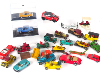 Vente aux enchères Lot de miniatures au 1 /43 eme en état d’usage. On y joint 2 véhicules