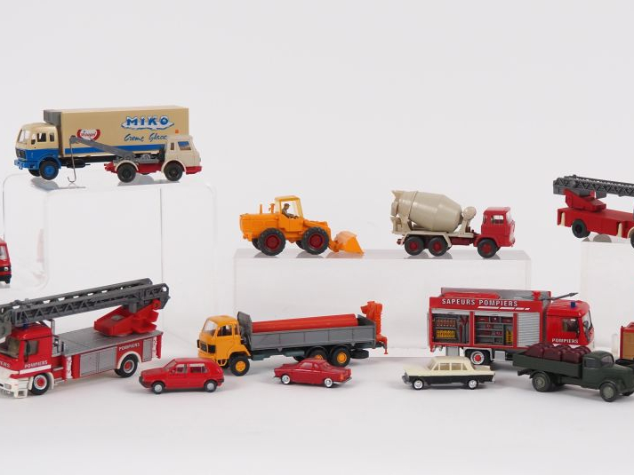 Lot de micro miniature en plastique dont camion pompiers … engins de t