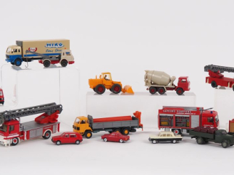 Vente aux enchères Lot de micro miniature en plastique dont camion pompiers … engins de t