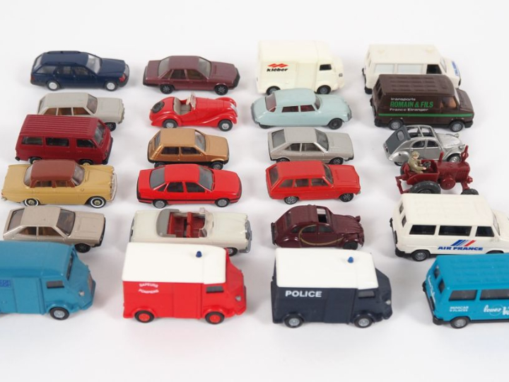 Lot de micro miniature en plastique divers marques et métal au total 5