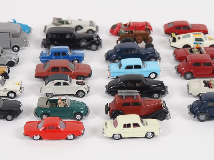 Lot de micro miniature en plastique divers marques et métal au total 5