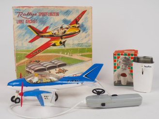 Vente aux enchères Lot de jouets des années 60 dont un moulin à café en boîte Moulinex, u