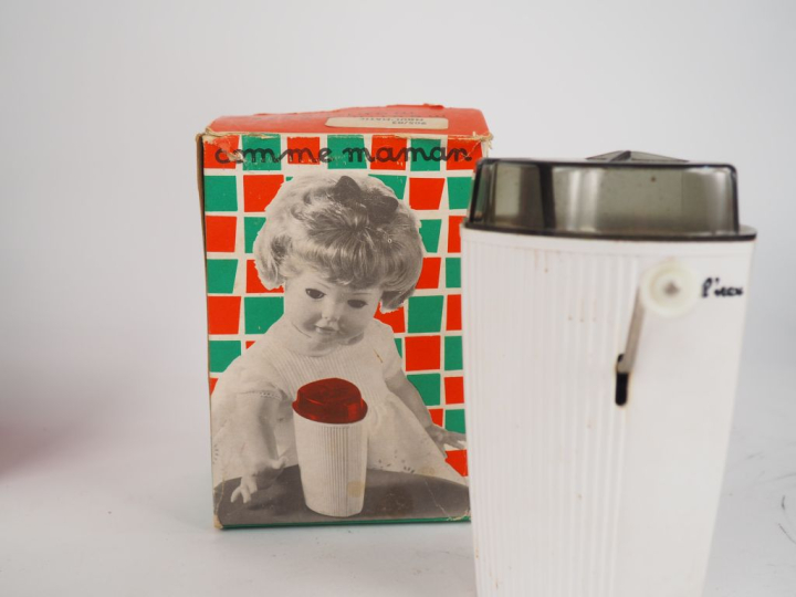Lot de jouets des années 60 dont un moulin à café en boîte Moulinex, u
