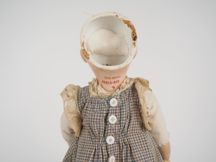 PARIS BEBE.  Poupée de fabrication française, taille 5, marquée. Tête 