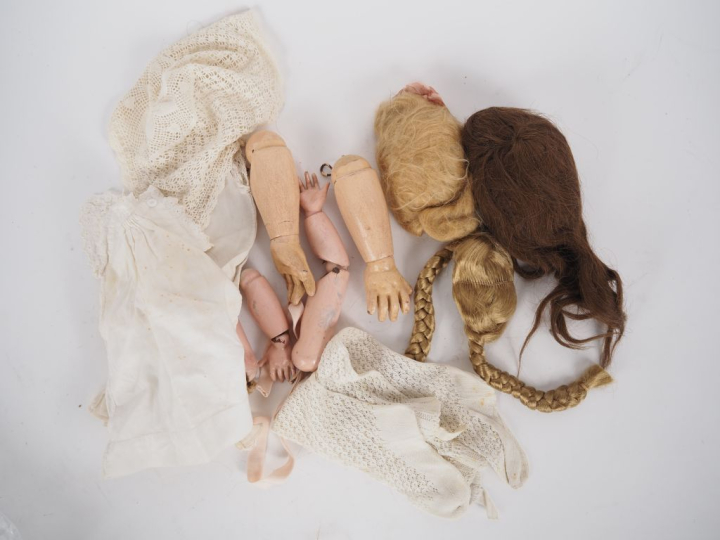 Lot de 5 têtes de poupées porcelaine dont 1094 S/H yeux fixes bleus BE