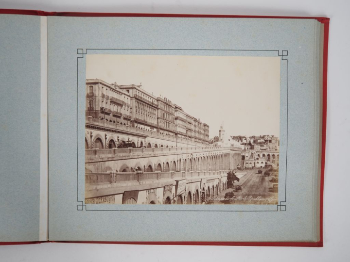 PHOTOGRAPHIE – ALGÉRIE. GEISER (Jean). SOUVENIR D’ALGÉRIE. Grand in-4 