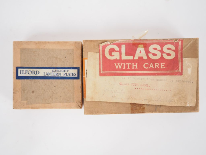 PHOTOGRAPHIE. 'Captain Mortimer'. Lot de six plaques photographiques 8