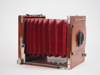 Vente aux enchères Chambre photographique 13x18 cm en acajou verni avec objectif C.P. GOE