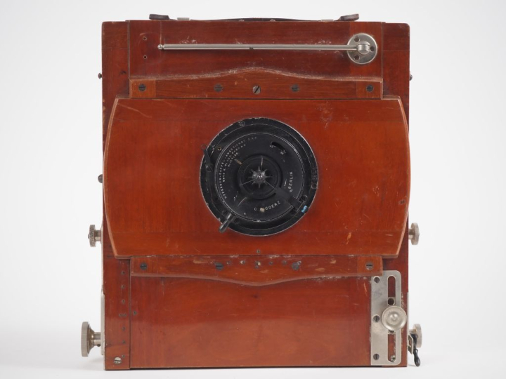 Chambre photographique 13x18 cm en acajou verni avec objectif C.P. GOE