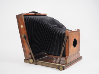 Vente aux enchères GLOBUS ERNEMANN. Chambre photographique 18 x 24 cm en acajou verni. (s