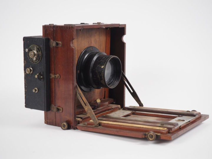 Chambre photographique 13 x 17 cm en acajou avec objectif n°710633. (a
