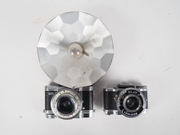 ELJY LUMIERE. Lot de deux appareils photgraphiques miniatures dont un 