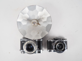 Vente aux enchères ELJY LUMIERE. Lot de deux appareils photgraphiques miniatures dont un 