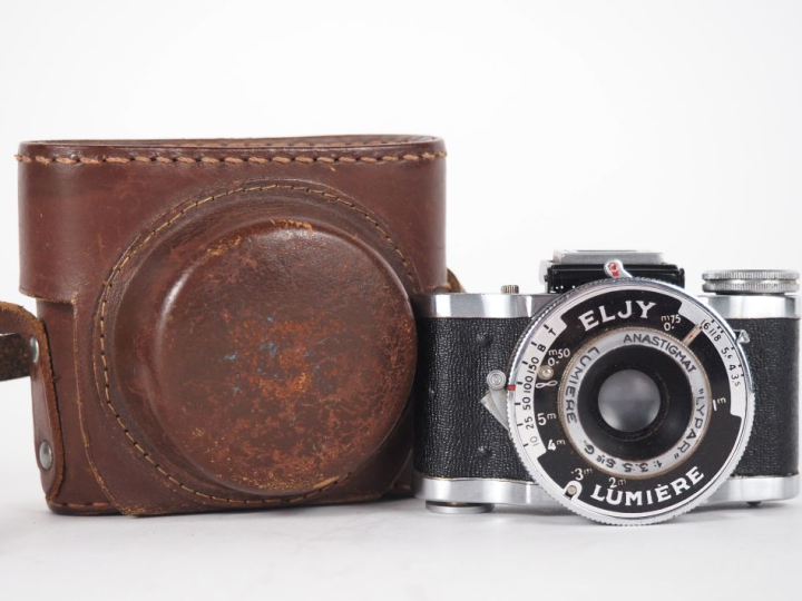 ELJY LUMIÈRE. Appareil photographique miniature avec étui.