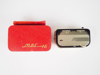 Vente aux enchères MEC 16. Appareil photographique miniature n°4590201 avec sa carte de g