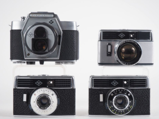 Vente aux enchères AGFA. Lot de quatre appareils photographiques : - FLEXILETTE n°AH4322 