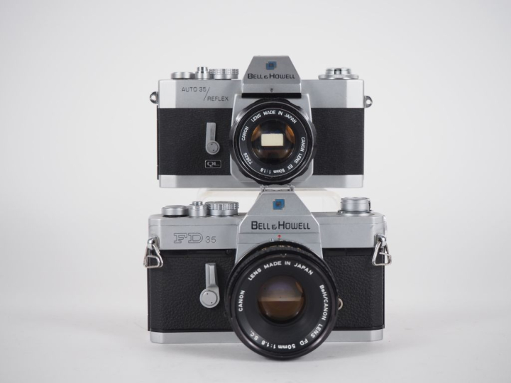 BELL   HOWELL. Lot de deux appareils photographiques : - FD35 n°113879